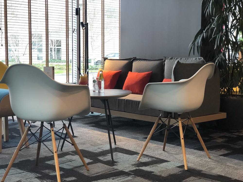 Ibis Lyon Caluire Cite Internationale Hotell Exteriör bild